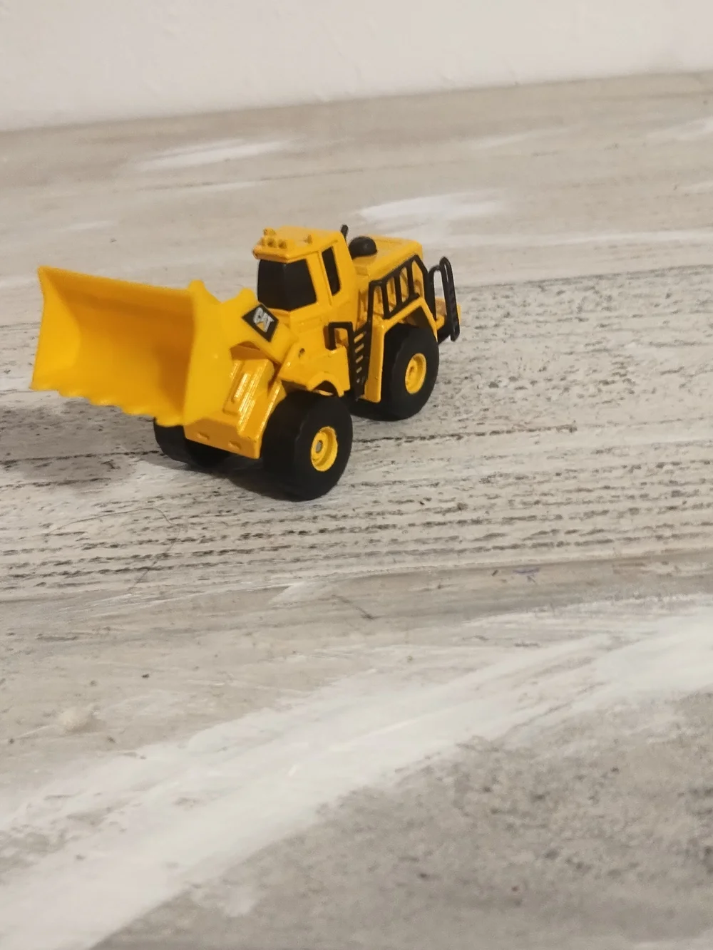 Funrise Cat Earthmover Dozer - 2019 Caterpillar Heavy Equipment Toy Die cast